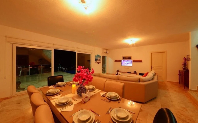 Villa Alfa by Akdenizvillam