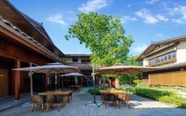 Blossom Hill Yuejingzhuang Hotel