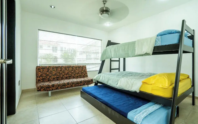 Spacious 5 Bedroom Oasis with Pool & BBQ
