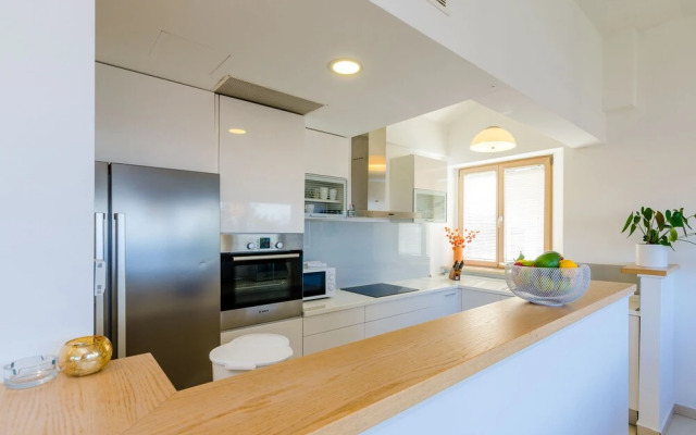 Villa Art Gallery - Six Bedroom Villa with Terrace and Swimming Pool