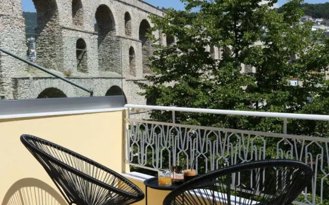 Under the Aqueduct boutique house