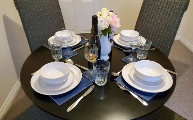 8 Guests - 4 Bedrooms - Parking - Garden