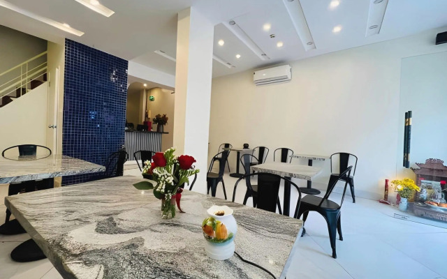 Queen Cafe Hotel & Pub