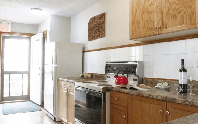 4 Bedroom Apartment near Blue Mountain Village, Private Beach Access, BBQ, Petfriendly