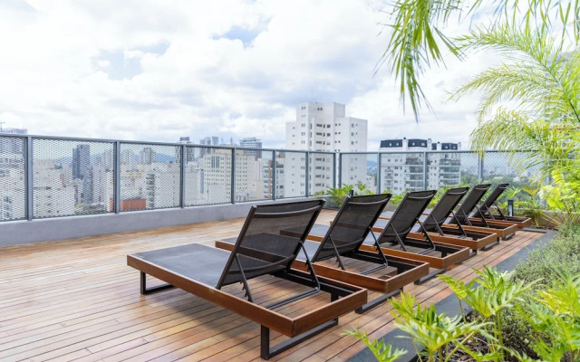 Vista incrível com piscina e AC