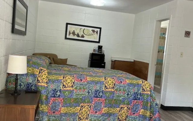 Driftwood Inn and Lodge by the lake