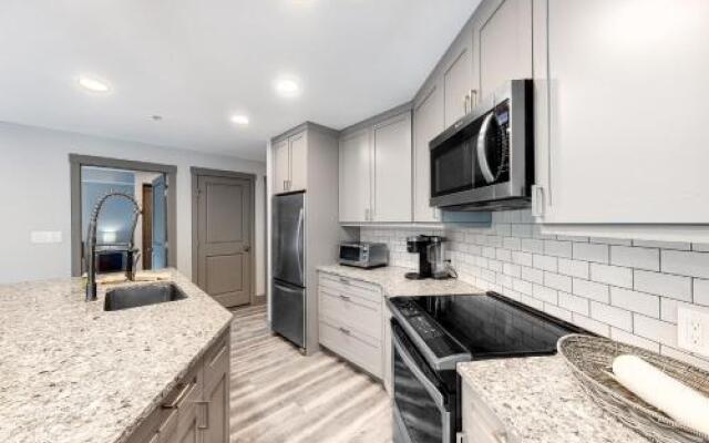 Eagle Springs East 206: White Fir Suite