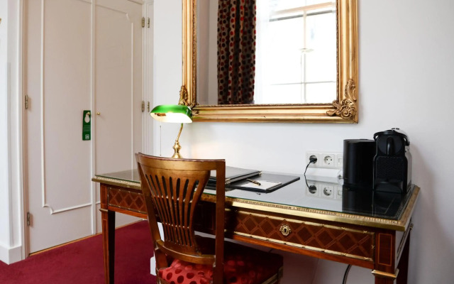 Ambassade Hotel