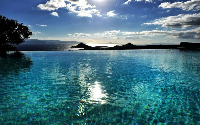 Deluxe Villa Infinity Pool And Helipad By Villarentalsgr