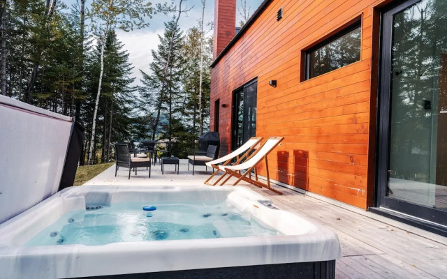 Bright Chalet With hot tub and Indoor Sauna