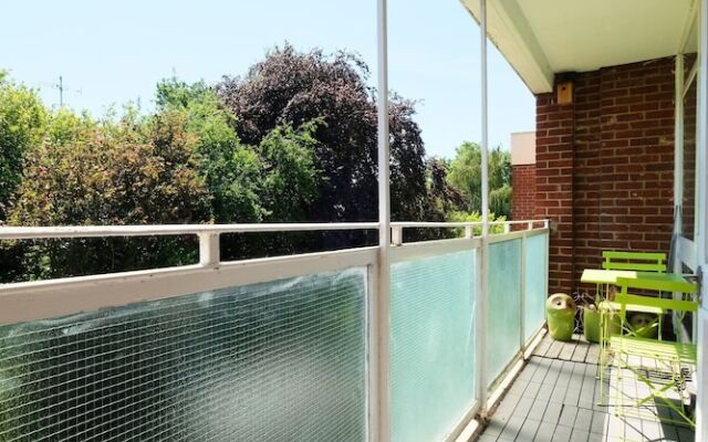 Bright and Spacious 2 Bed Apartment - Sleeps 4