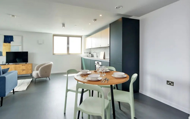 Sensational Two-bedroom Apartment in East London