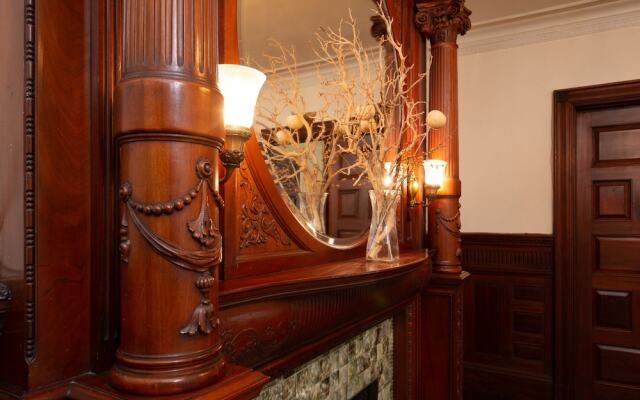 Stylish Brownstone Back Bay Apartments