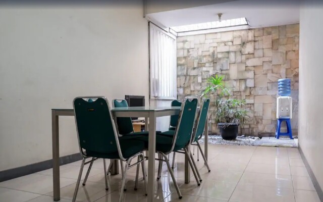 RedDoorz near Supermall Karawaci 2