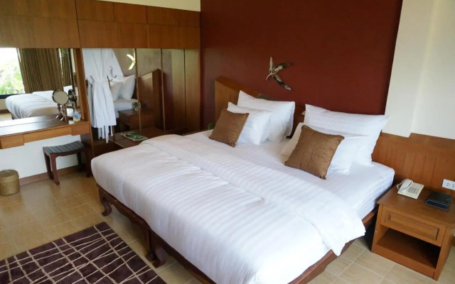 The Country Lake View Hotel