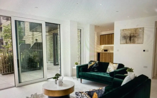 Luxury Spacious Flat With Communal Gardens Parking