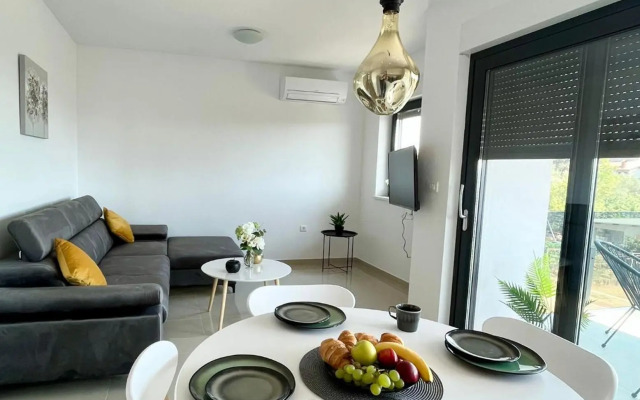 J&N Hill's Residence with swimming pool