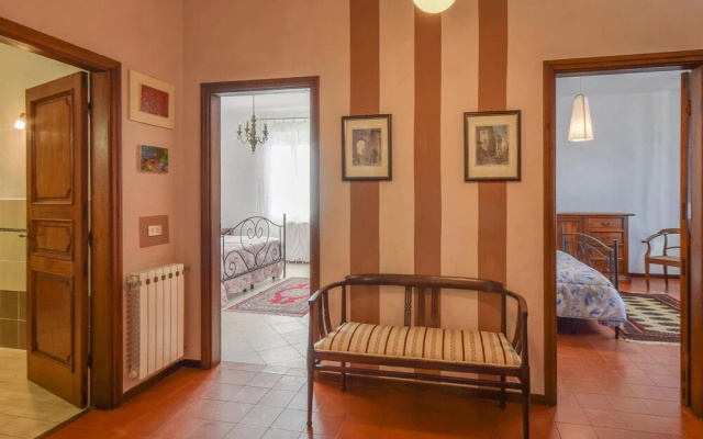 Beautiful Home in Santo Stefano Magra With Wifi and 2 Bedrooms - фото 2