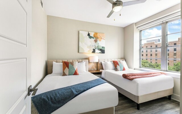 Spacious 4BR Condo Near French Quarter