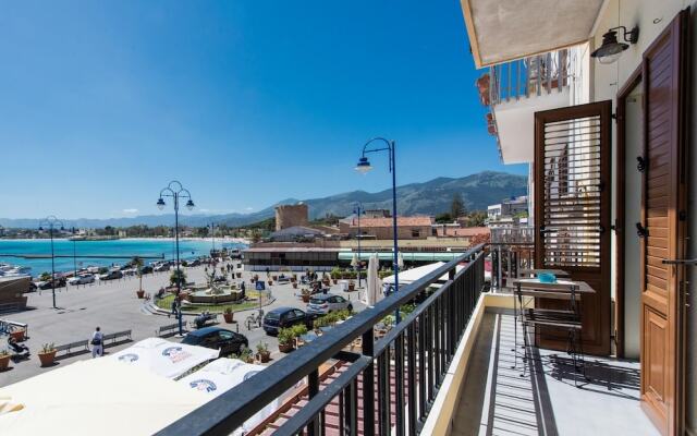 Casetta Vista Mare in Piazza a Mondello by Wonderful Italy
