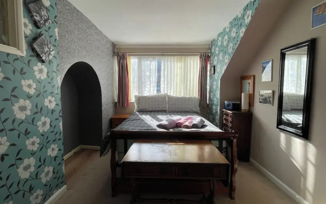 Sheffield's 3BR Retreat
