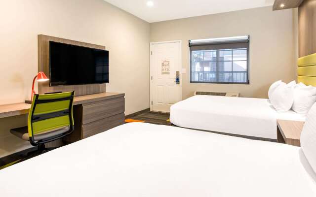 Rodeway Inn near Melrose Ave