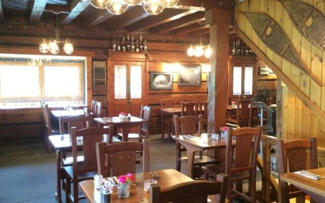 Helmcken Falls Lodge