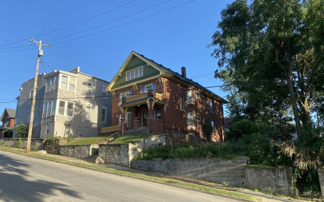 Vineyard Mansion & Carriage House Bed & Breakfast