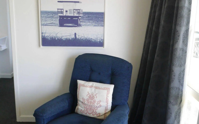 Raglan Palm Beach Motel
