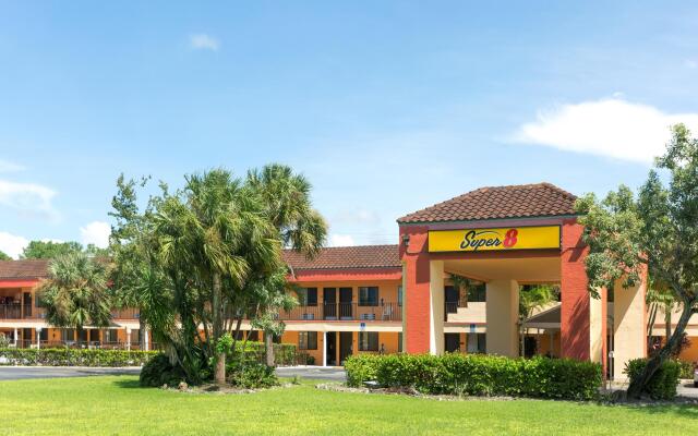 Super 8 By Wyndham Naples