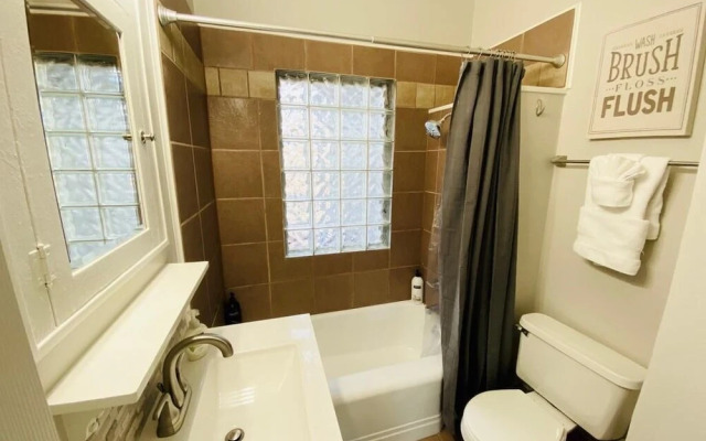 Stunning Bungalow next to UNC - Free Cruiser Bikes!