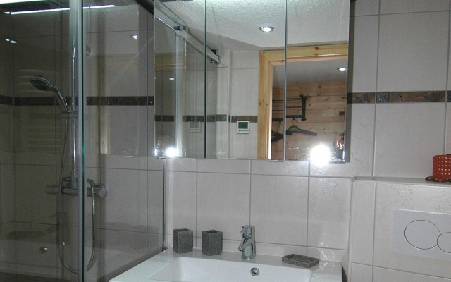 Glacier Views & Ski Trails – Bathroom – Naters