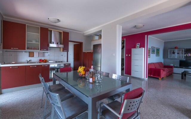 Beautiful Home in Ravni With Wifi and 3 Bedrooms