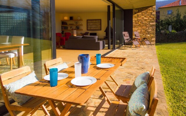 Liiiving In Caminha - Lawny Pool House