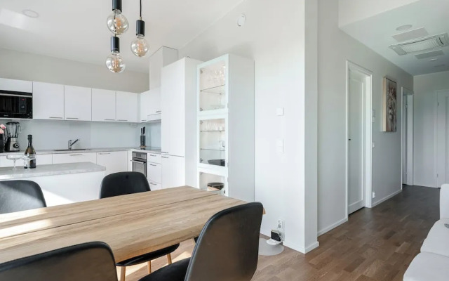 Luxurious 1BR Penthouse with Balcony