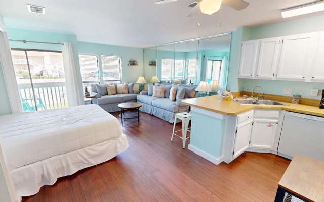 Sandpiper Cove 8113 Studio Bedroom Condo by RedAwning