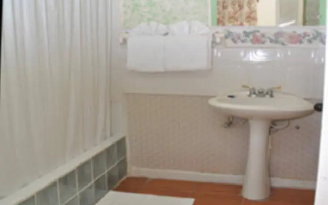 Palm Bay Guest House & Restaurant