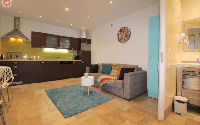 ALC - PSA12 - 9 min PALAIS AND BEACHES