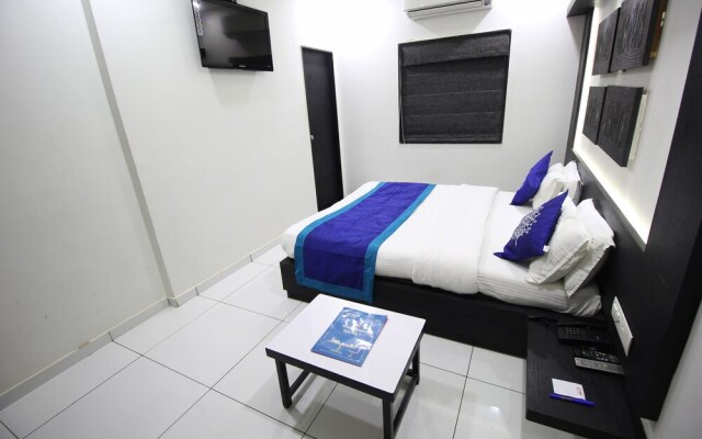 OYO 1319 Hotel Paramount Inn