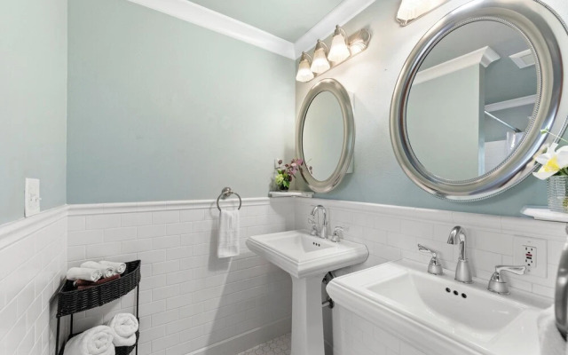 Renton Lakeside Oasis, Lakeview, 4B 2.5B, Spacious