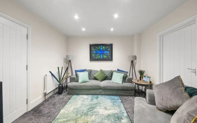 Large 5 Bedroom-free Parking-great Transport Links