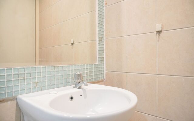 Homey And Warm 2Br At Marina Ancol Apartment