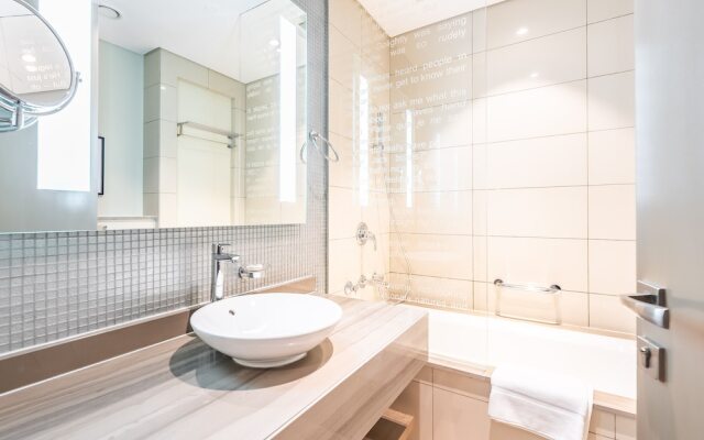 Midtown Gem, Luxurious Apartment With Balcony