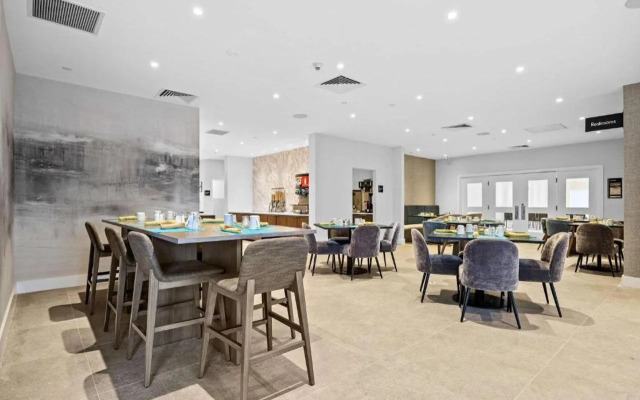 Отель Doubletree By Hilton New York Jfk Airport