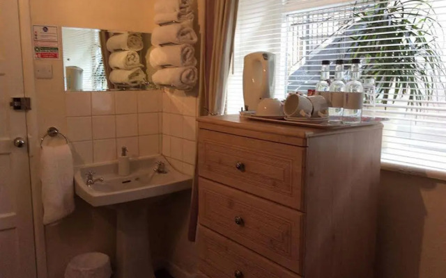 Priory Tearooms Burford With Rooms