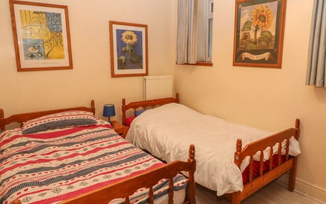 38 Plas Darien. Peredur Suite