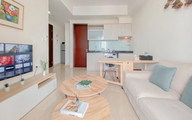 Big and Cozy 1BR with Working Room Menteng Park Apartment – Guest Rooms – Jakarta