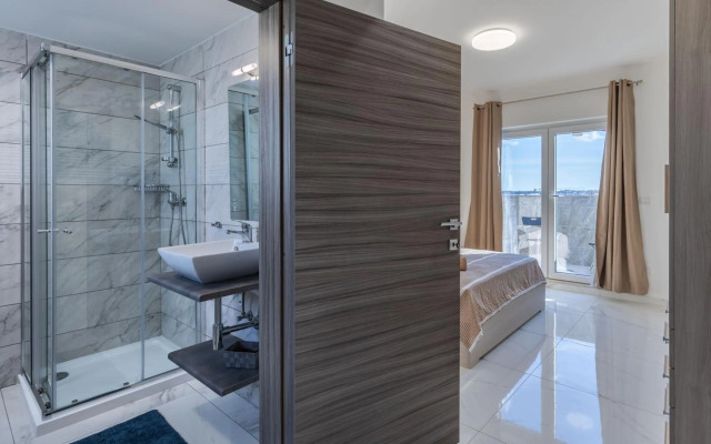 STYLISH 2-Bedroom Penthouses - Terrace with Views