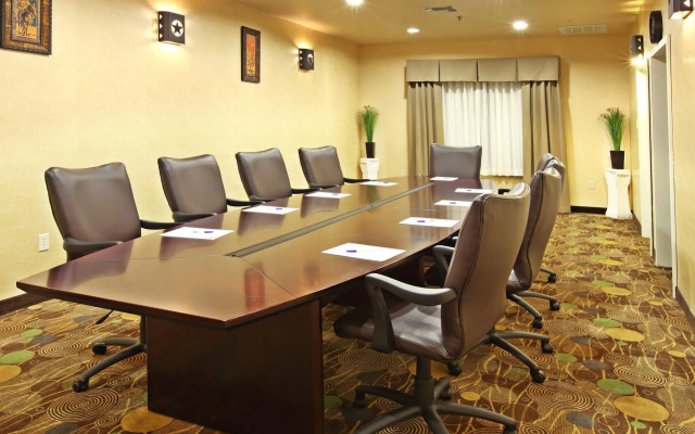 Holiday Inn Express & Suites Marshall by IHG