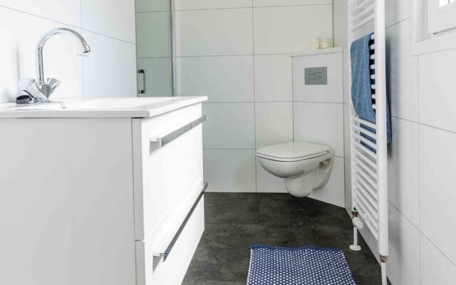 Modern chalet with a dishwasher, located in Park De Veluwe